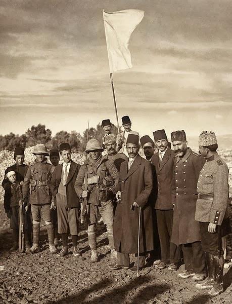 Encuentro del alcalde de Jerusalén, Hussein Effendi el Husseini, con los sargentos Sedwick y Hurcomb, del segundo del decimonoveno batallón del regimiento de Londres, bajo la bandera de rendición. 9 de diciembre de [1917], 8:00 am © Biblioteca del Congreso de EE. UU.