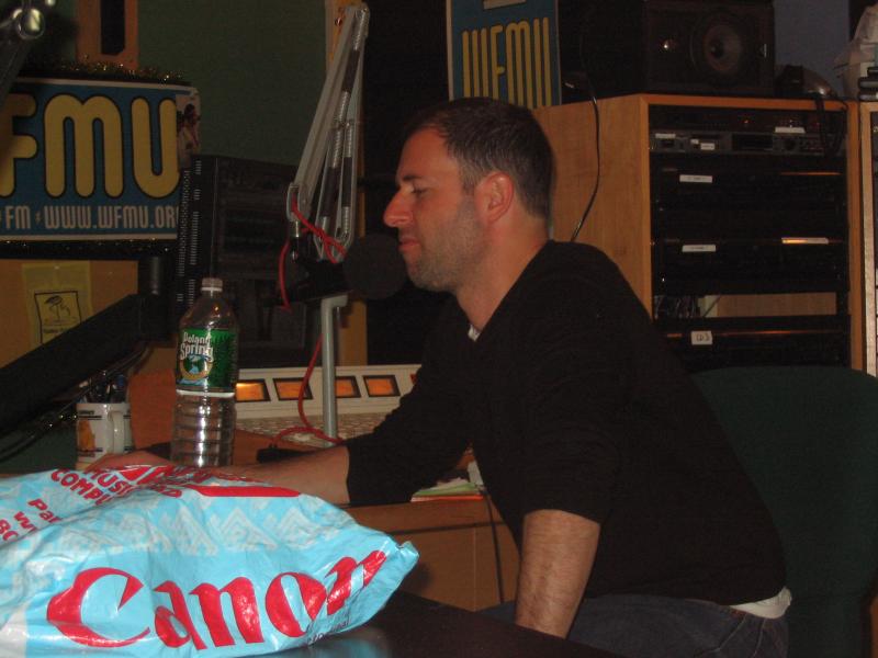 Kenny G. (Kenneth Goldsmith) realizando el programa de radio “Hour of Pain” en los estudios de WFMU, 2006 © Fotografía: WFMU Radio