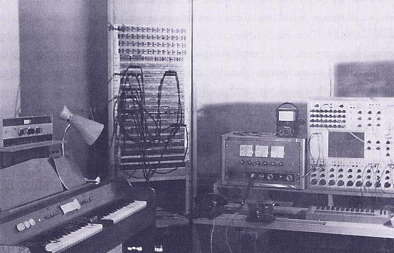 Estudio del San Francisco Tape Music Center con el primer sistema Buchla a la derecha (finales de 1965, principios de 1966). Desde la izquierda: Chamberlin Music Master, Patch Bay, amplificadores auxiliares y la caja de Buchla. Fotografía de William Maginnis.