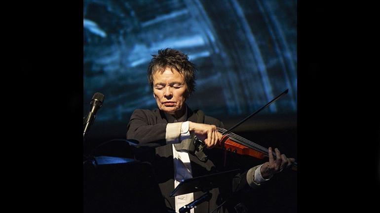 Laurie Anderson durante su performance en el Museo Reina Sofía, noviembre 2018. Foto Lisbeth Salas Laurie Anderson durante su performance en el Museo Reina Sofía, noviembre 2018. Foto Lisbeth Salas