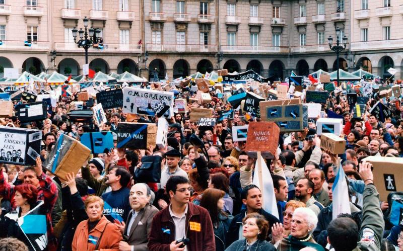 Manifestación das Maletas. 10 de febrero 2003, A Coruña © Unha gran Burla Negra