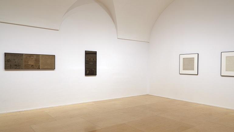 Vista de sala de la exposición Nasreen Mohamedi. La espera forma parte de una vida intensa, 2015