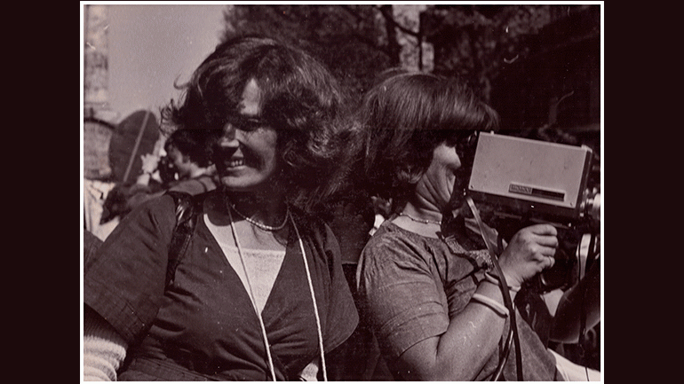 Micha Dell-Prane, Delphine Seyrig and Ioana Wieder holding a camera during a demonstration, 1976. Fotografía en blanco y negro. Cortesía del Centre audiovisuel Simone de Beauvoir Micha Dell-Prane, Delphine Seyrig and Ioana Wieder holding a camera during a demonstration, 1976. Fotografía en blanco y negro. Cortesía del Centre audiovisuel Simone de Beauvoir