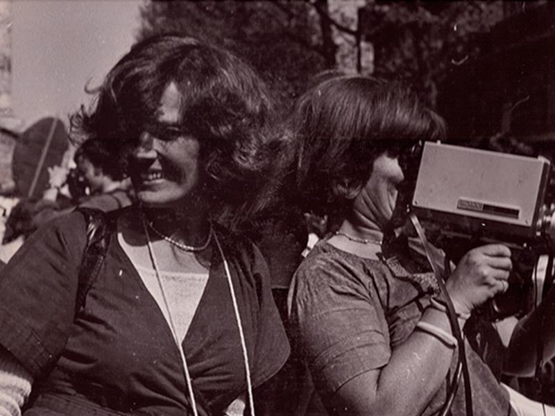 Micha Dell-Prane, Delphine Seyrig and Ioana Wieder holding a camera during a demonstration, 1976. Fotografía en blanco y negro. Cortesía del Centre audiovisuel Simone de Beauvoir
