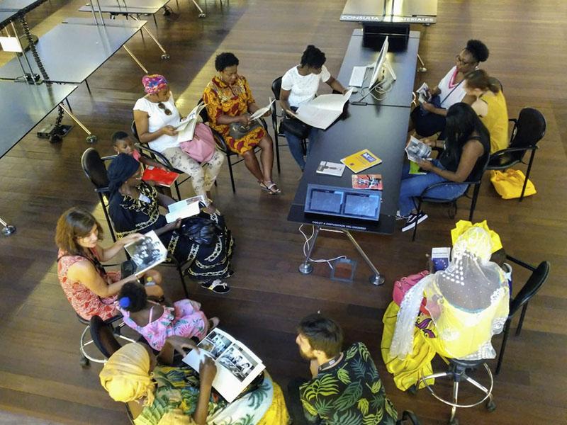 Imagen de una de las visitas comentadas en lenguas migrantes a la Biblioteca y Centro de Documentación del MNARS, en el marco del Picnic del barrio, Museo Reina Sofía, 2019. Fotografía: Elvira Quesada