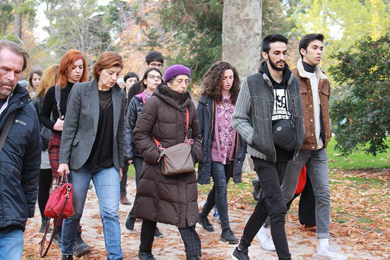 Un grupo de personas junto a Esther Ferrer realizando la acción TA TE TI TO TU el 23 de noviembre de 2017