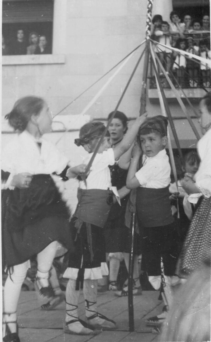 Un grupo de niños baila la jota de las cintas. Cortesía del Fondo Documental de la Comarca de la Ribera Baja