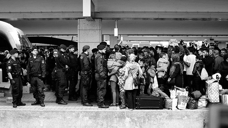 Josh Zakary. Llegada de refugiados sirios a Viena. 2015 Josh Zakary. Llegada de refugiados sirios a Viena. 2015