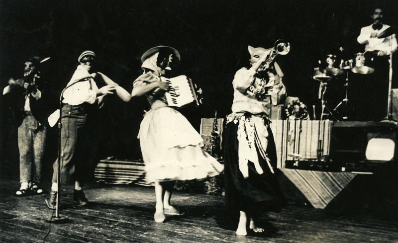 Grupo Cultural Yuyachkani. Los músicos ambulantes, 1984. Cortesía del Hemispheric Institute Grupo Cultural Yuyachkani. Los músicos ambulantes, 1984. Cortesía del Hemispheric Institute
