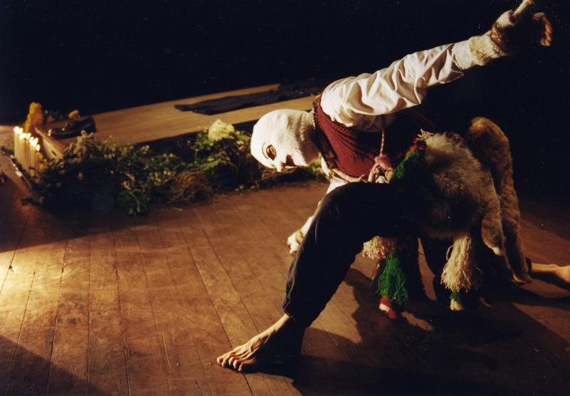 Grupo Cultural Yuyachkani. Adiós Ayacucho, 1990. Fotografía: Katherine Nigh. Cortesía del Hemispheric Institute Grupo Cultural Yuyachkani. Adiós Ayacucho, 1990. Fotografía: Katherine Nigh. Cortesía del Hemispheric Institute