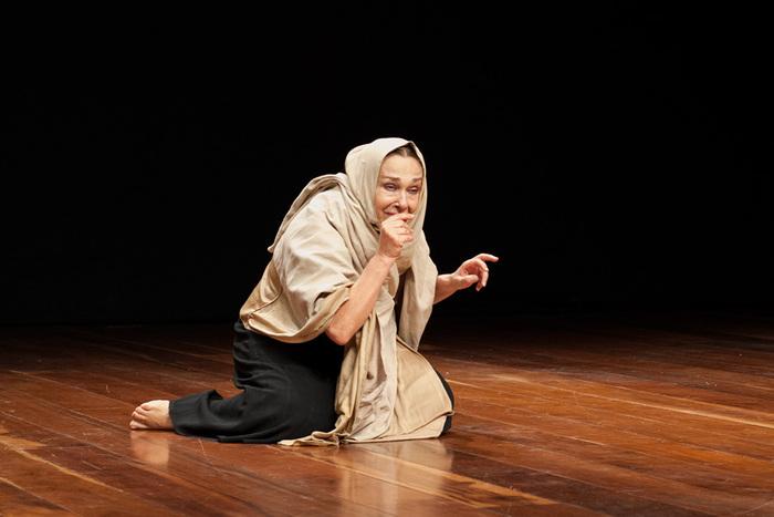 Grupo Cultural Yuyachkani. El desmontaje de Antígona, 2013. Fotografía: Frances Pollitt. Cortesía del Hemispheric Institute Grupo Cultural Yuyachkani. El desmontaje de Antígona, 2013. Fotografía: Frances Pollitt. Cortesía del Hemispheric Institute