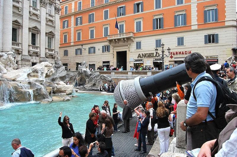 El Correo Digital. Macrófono en el Fontana di Trevi, 2010