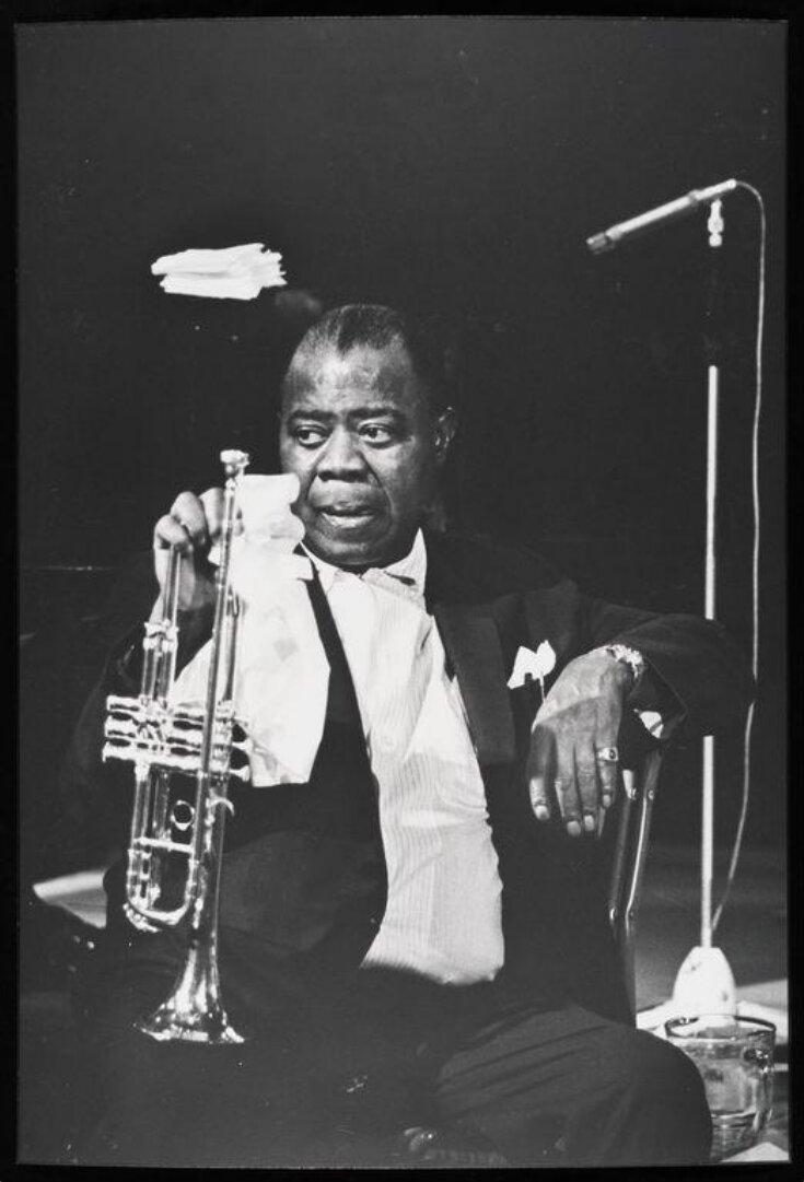 Louis Armstrong durante un concierto en el Teatro BBC TV, junio de 1965, 1965. © Val  Wilmer / Victoria and Albert Museum, Londres