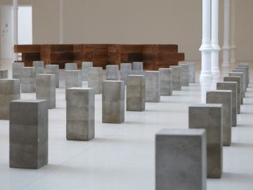 Vista de sala de la exposición Carl Andre. Escultura como lugar, 1958-2010, 2015