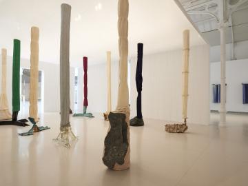 Vista de sala de la exposición Luciano Fabro, 2014