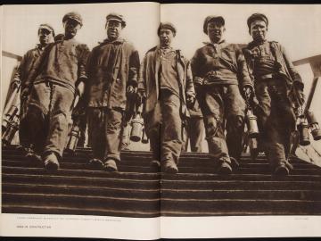 Revista URSS EN CONSTRUCCIÓN. nº3. Moscú 1931. Imagen de Max Alpert (Jóvenes mineros en la mina Svoboda (Libertad) de Makeyevka)