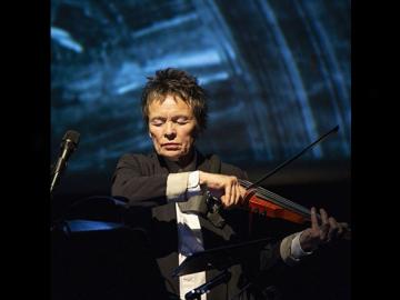 Laurie Anderson durante su performance en el Museo Reina Sofía, noviembre 2018. Foto Lisbeth Salas 
