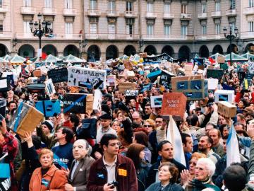 Manifestación das Maletas. 10 de febrero 2003, A Coruña © Unha gran Burla Negra