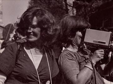 Micha Dell-Prane, Delphine Seyrig and Ioana Wieder holding a camera during a demonstration, 1976. Black and white photography. Courtesy of Centre audiovisuel Simone de Beauvoir
